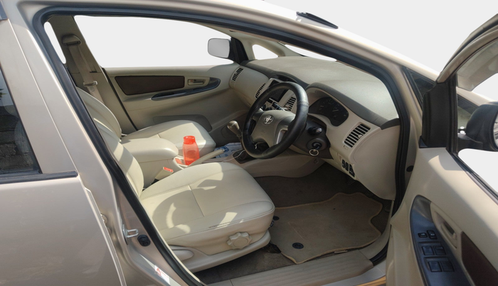2013 Toyota Innova 2.5 GX 7 STR, Diesel, Manual, 1,18,642 km, interior