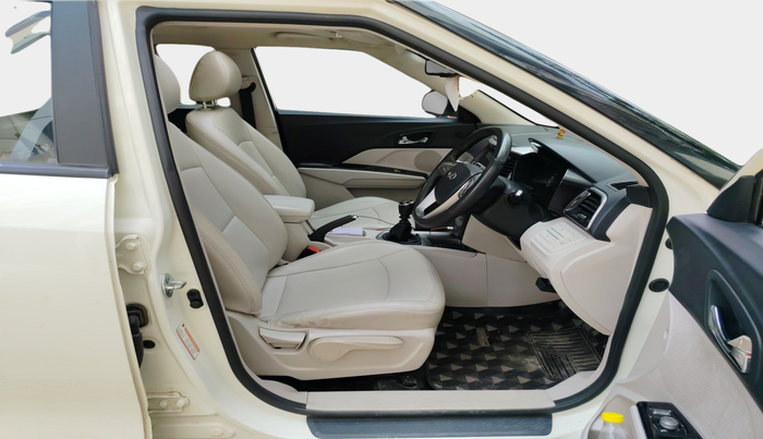2021 Mahindra XUV300 W8 (O) 1.5 DIESEL, Diesel, Manual, 1,06,494 km, interior