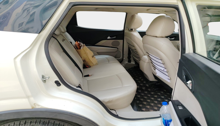 2021 Mahindra XUV300 W8 (O) 1.5 DIESEL, Diesel, Manual, 1,06,494 km, interior