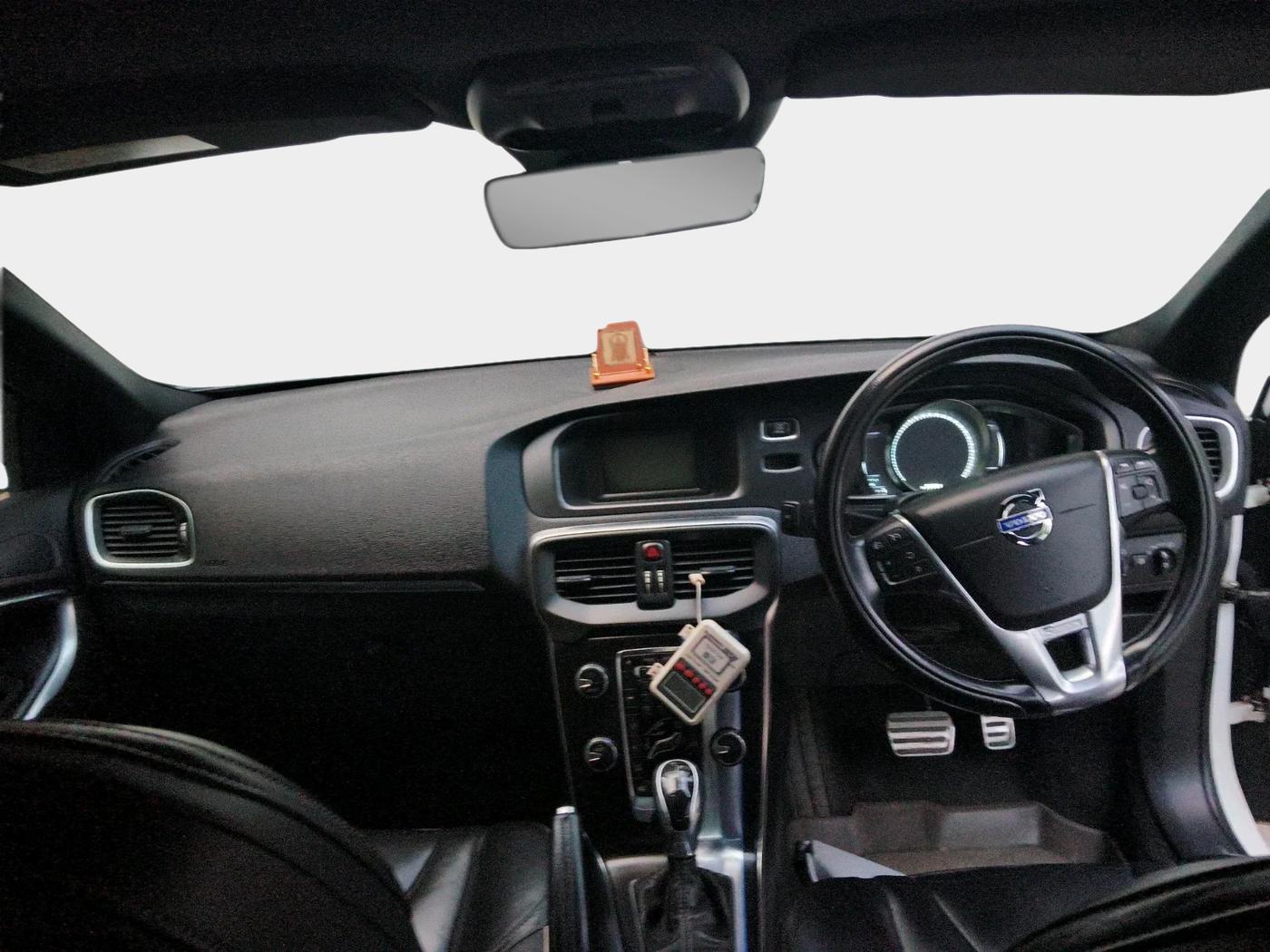 2015 Volvo V 40 D3 R design, Diesel, Automatic, 1,09,698 km, interior