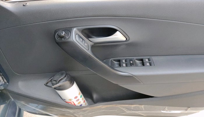 2016 Volkswagen Polo COMFORTLINE 1.2L, Petrol, Manual, 57,996 km, interior