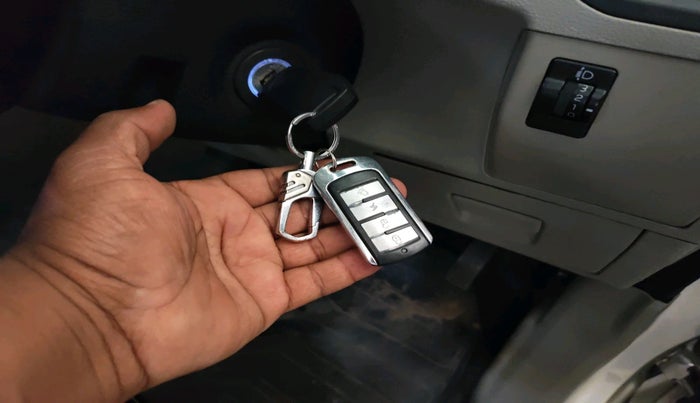 2016 Mahindra Kuv100 K2 6 STR, Petrol, Manual, 77,500 km, interior