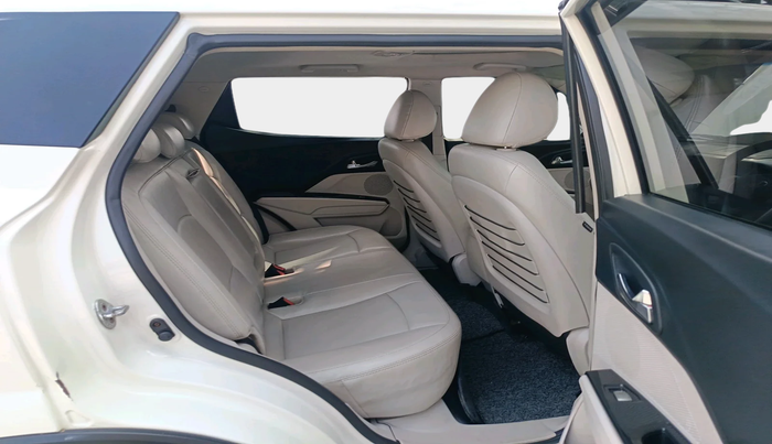 2020 Mahindra XUV300 W8 (O) 1.5 DIESEL AMT, Diesel, Automatic, 1,53,511 km, interior