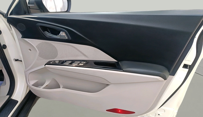 2020 Mahindra XUV300 W8 (O) 1.5 DIESEL AMT, Diesel, Automatic, 1,53,511 km, interior