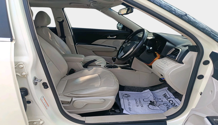 2020 Mahindra XUV300 W8 (O) 1.5 DIESEL AMT, Diesel, Automatic, 1,53,511 km, interior