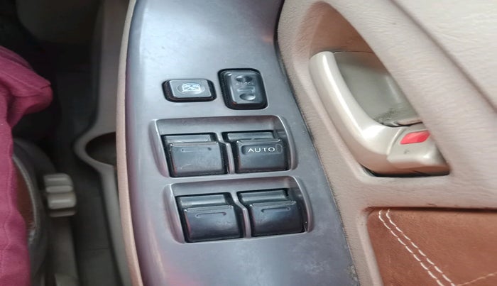 2011 Toyota Innova 2.5 G4 8 STR, Diesel, Manual, 2,60,546 km, interior