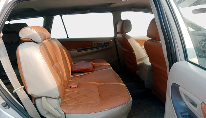 2011 Toyota Innova 2.5 G4 8 STR, Diesel, Manual, 2,60,546 km, interior