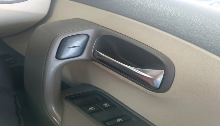 2011 Volkswagen Vento TRENDLINE 1.6, Petrol, Manual, 92,646 km, interior