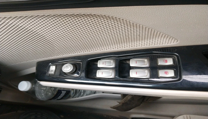 2020 Mahindra XUV300 W8 (O) 1.5 DIESEL AMT, Diesel, Automatic, 73,812 km, interior