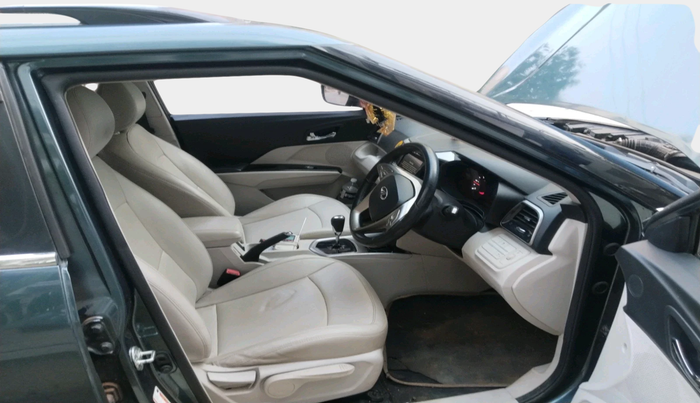 2020 Mahindra XUV300 W8 (O) 1.5 DIESEL AMT, Diesel, Automatic, 73,812 km, interior