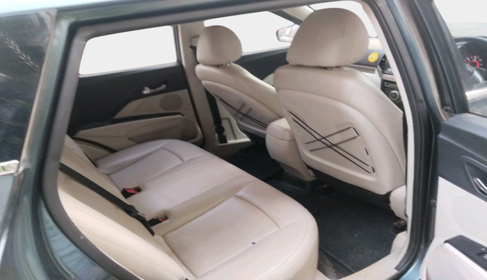 2020 Mahindra XUV300 W8 (O) 1.5 DIESEL AMT, Diesel, Automatic, 73,812 km, interior