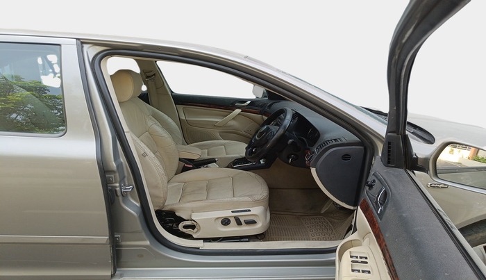 2010 Skoda Laura L&K 2.0 TDI AT, Diesel, Automatic, 2,51,919 km, interior