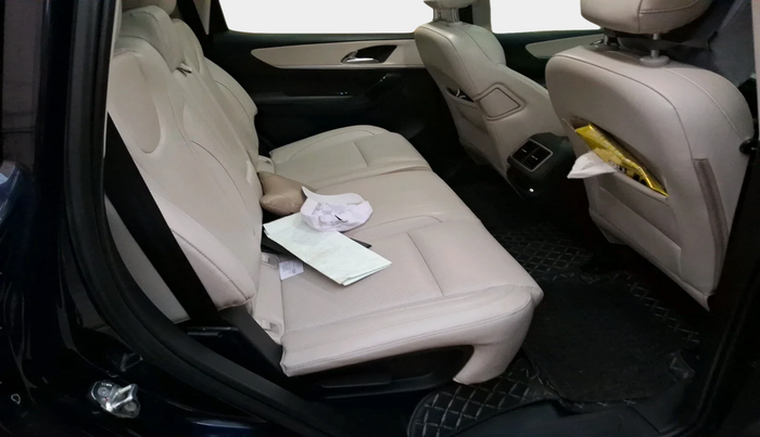 2022 Mahindra XUV700 AX 7 LUXURY D AT 7 STR, Diesel, Automatic, 33,196 km, interior