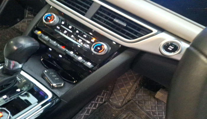 2022 Mahindra XUV700 AX 7 LUXURY D AT 7 STR, Diesel, Automatic, 33,196 km, interior