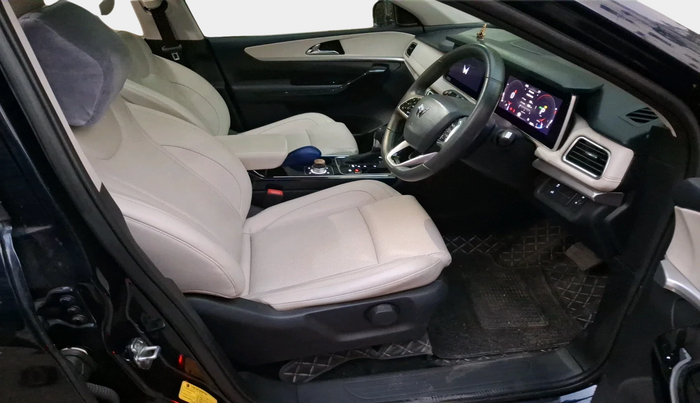 2022 Mahindra XUV700 AX 7 LUXURY D AT 7 STR, Diesel, Automatic, 33,196 km, interior