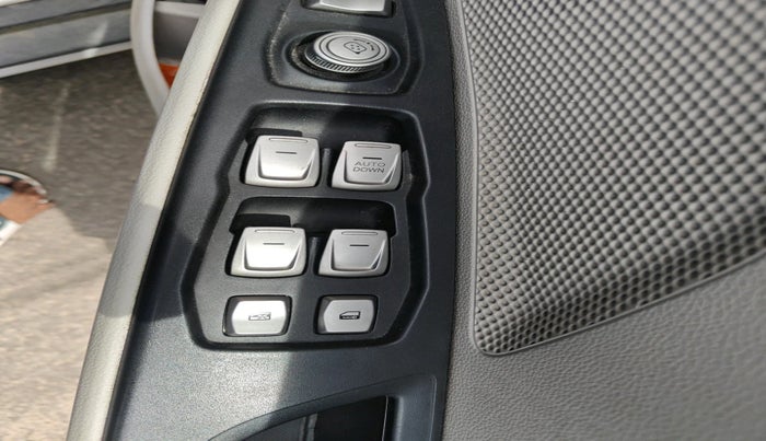 2019 Mahindra XUV300 W6 1.2 PETROL, Petrol, Manual, 63,755 km, interior