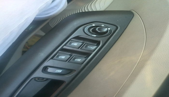 2024 Renault TRIBER RXZ AMT, Petrol, Automatic, 4,863 km, interior