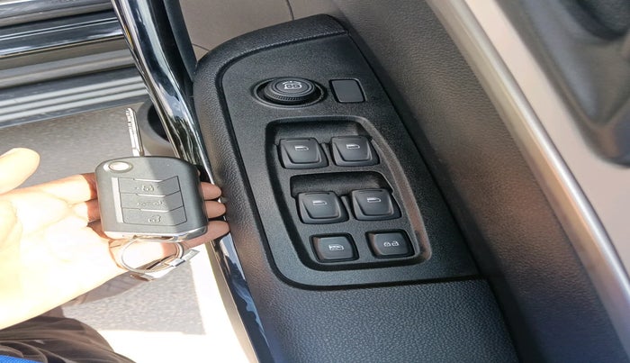 2024 Mahindra XUV700 AX 5 P MT 7 STR, Petrol, Manual, 1,70,000 km, interior