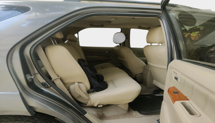 2010 Toyota Fortuner 3.0 4X4 MT, Diesel, Manual, 2,28,330 km, interior