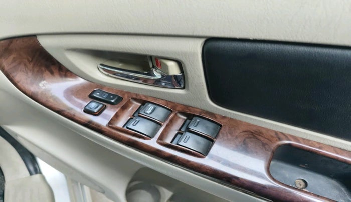 2013 Toyota Innova 2.5 VX 8 STR, Diesel, Manual, 6,19,606 km, interior