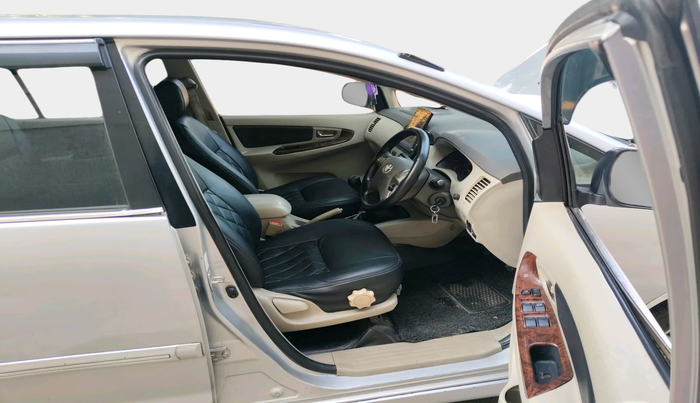 2013 Toyota Innova 2.5 VX 8 STR, Diesel, Manual, 6,19,606 km, interior