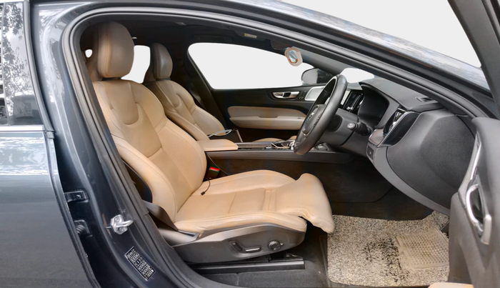 2022 Volvo XC 60 B5 INSCRIPTION, Petrol, Automatic, 1,50,621 km, interior