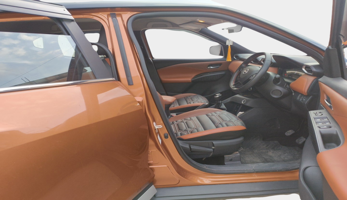 2024 Nissan MAGNITE Tekna Plus HRAO 1.0 Turbo Petrol MT Dual Tone, Petrol, Manual, 4,120 km, interior