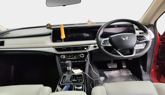 2022 Mahindra XUV700 AX 7 LUXURY P AT 7 STR, Petrol, Automatic, 33,698 km, interior