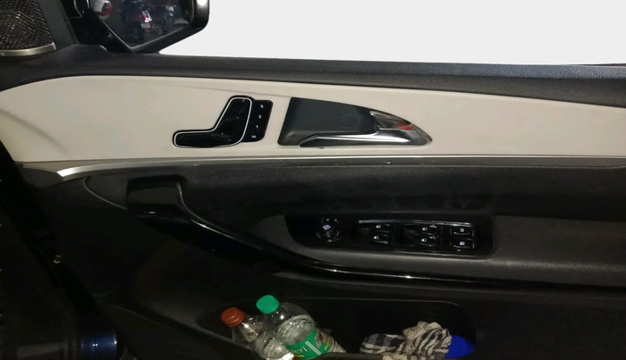 2022 Mahindra XUV700 AX 7 LUXURY D AT 7 STR, Diesel, Automatic, 1,21,412 km, interior