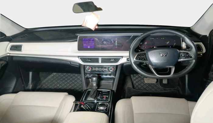 2022 Mahindra XUV700 AX 7 LUXURY D AT 7 STR, Diesel, Automatic, 1,21,412 km, interior