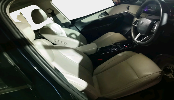 2022 Mahindra XUV700 AX 7 LUXURY D AT 7 STR, Diesel, Automatic, 1,21,412 km, interior