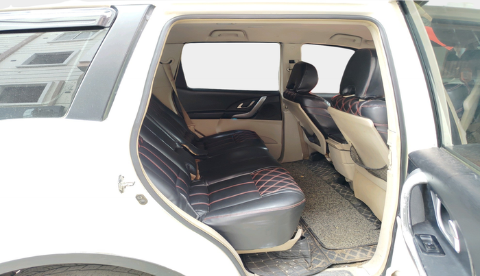 2016 Mahindra XUV500 W6, Diesel, Manual, 1,06,182 km, interior