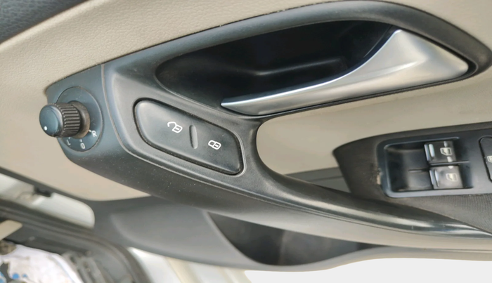 2013 Volkswagen Polo HIGHLINE DIESEL, Diesel, Manual, 1,70,569 km, interior