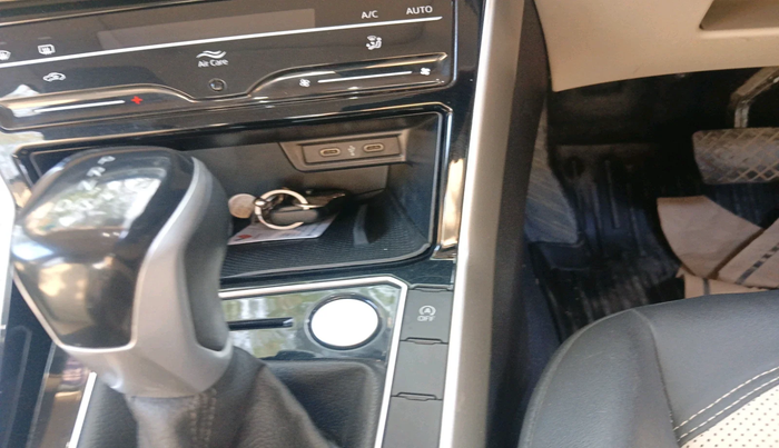 2024 Volkswagen VIRTUS TOPLINE TSI 1.0 AT, Petrol, Automatic, 25,859 km, interior