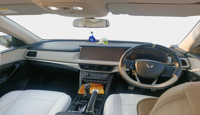 2022 Mahindra XUV700 AX 5 D MT 7 STR, Diesel, Manual, 32,193 km, interior