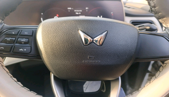 2022 Mahindra XUV700 AX 5 D MT 7 STR, Diesel, Manual, 32,193 km, interior