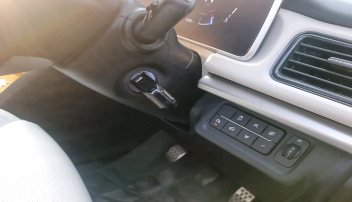 2022 Mahindra XUV700 AX 5 D MT 7 STR, Diesel, Manual, 32,193 km, interior