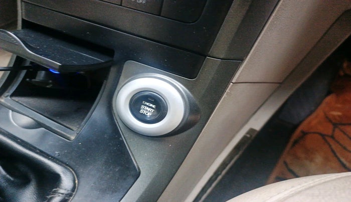 2016 Mahindra XUV500 W10 1.99, Diesel, Manual, 1,42,139 km, interior