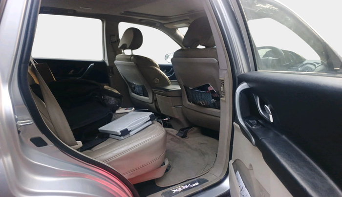2016 Mahindra XUV500 W10 1.99, Diesel, Manual, 1,42,139 km, interior
