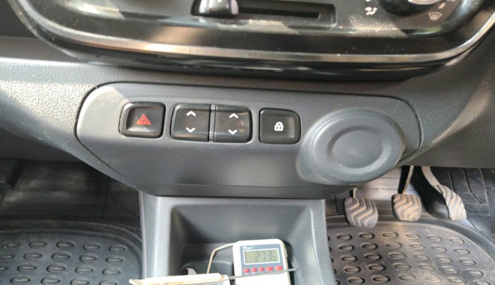 2016 Renault Kwid RXT 0.8, Petrol, Manual, 64,860 km, interior