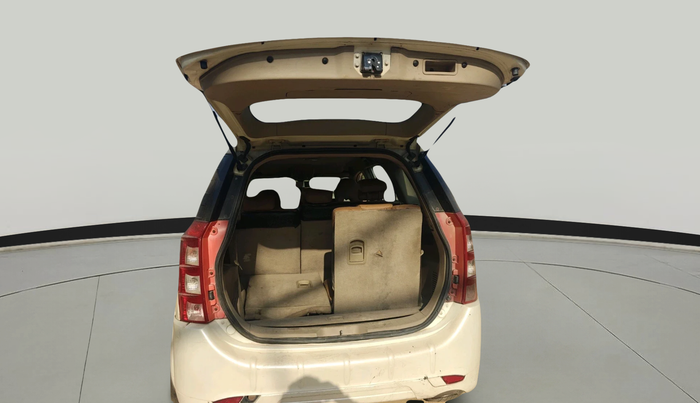 2017 Mahindra XUV500 W4, Diesel, Manual, 2,03,798 km, exterior