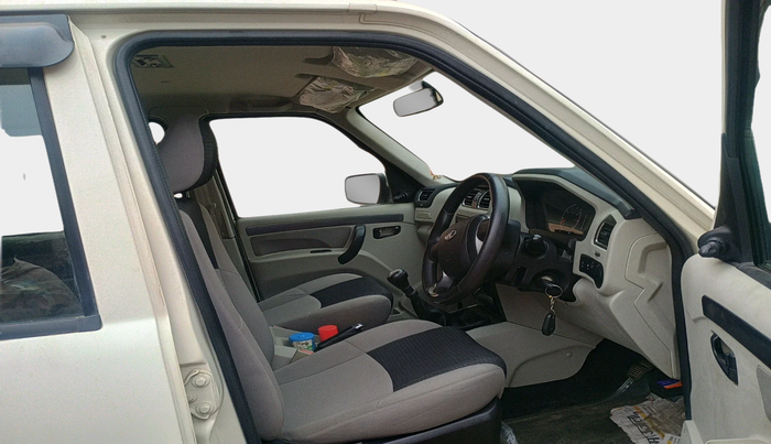 2017 Mahindra Scorpio S6 PLUS 1.99 INTELLI-HYBRID, Diesel, Manual, 20,278 km, interior