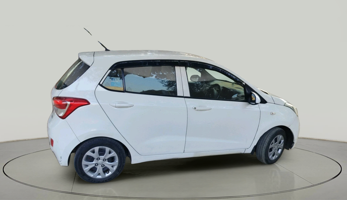 2016 Hyundai Grand i10 MAGNA 1.2 KAPPA VTVT, CNG, Manual, 1,22,463 km, exterior
