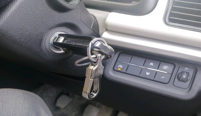 2023 Mahindra XUV700 MX D MT 5 STR, Diesel, Manual, 46,174 km, interior