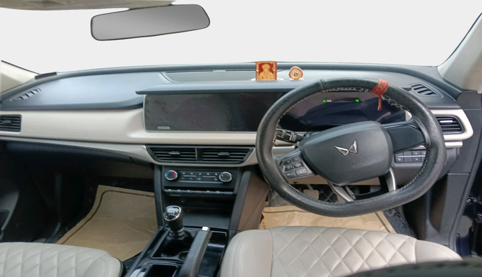 2022 Mahindra XUV700 AX 5 P MT 5 STR, Petrol, Manual, 45,812 km, interior