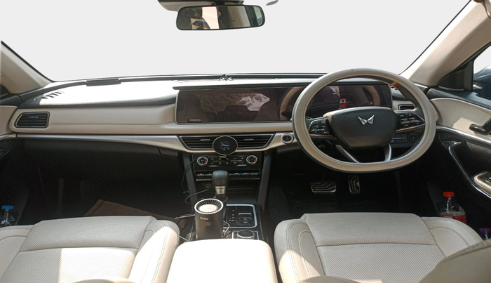 2024 Mahindra XUV700 AX 7 LUXURY P AT 7 STR, Petrol, Automatic, 31,789 km, interior