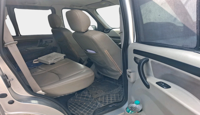 2017 Mahindra Scorpio S6 PLUS 1.99 INTELLI-HYBRID, Diesel, Manual, 98,577 km, interior