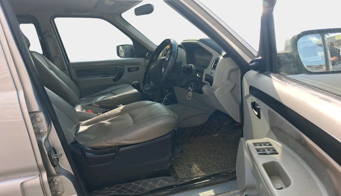 2017 Mahindra Scorpio S6 PLUS 1.99 INTELLI-HYBRID, Diesel, Manual, 98,577 km, interior