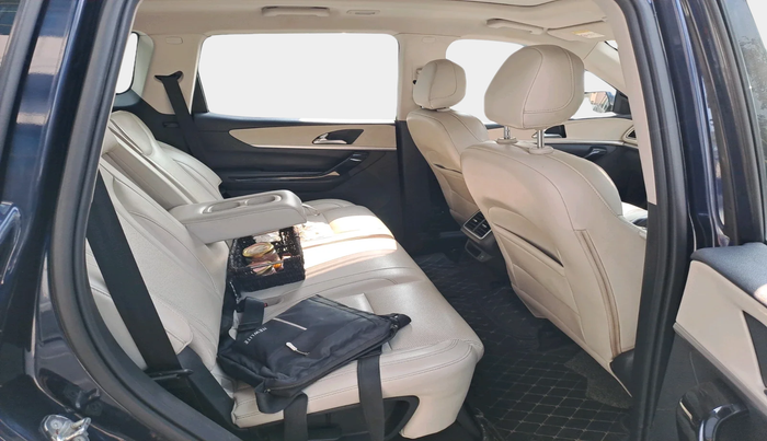 2022 Mahindra XUV700 AX 7 D AT 7 STR, Diesel, Automatic, 65,428 km, interior