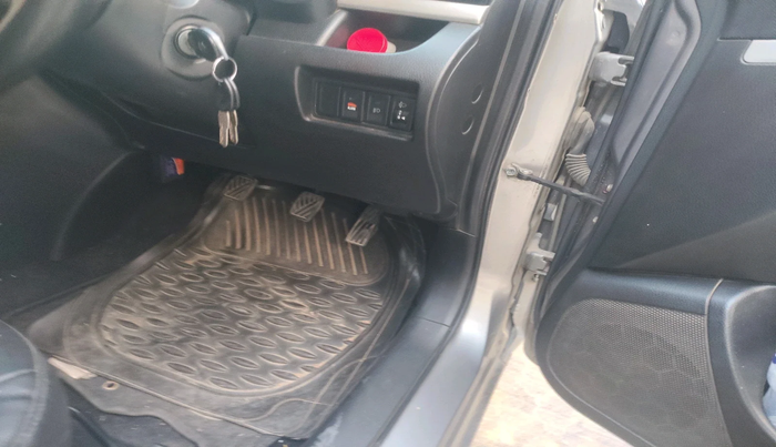 2013 Maruti Swift VXI, Petrol, Manual, 1,21,039 km, interior